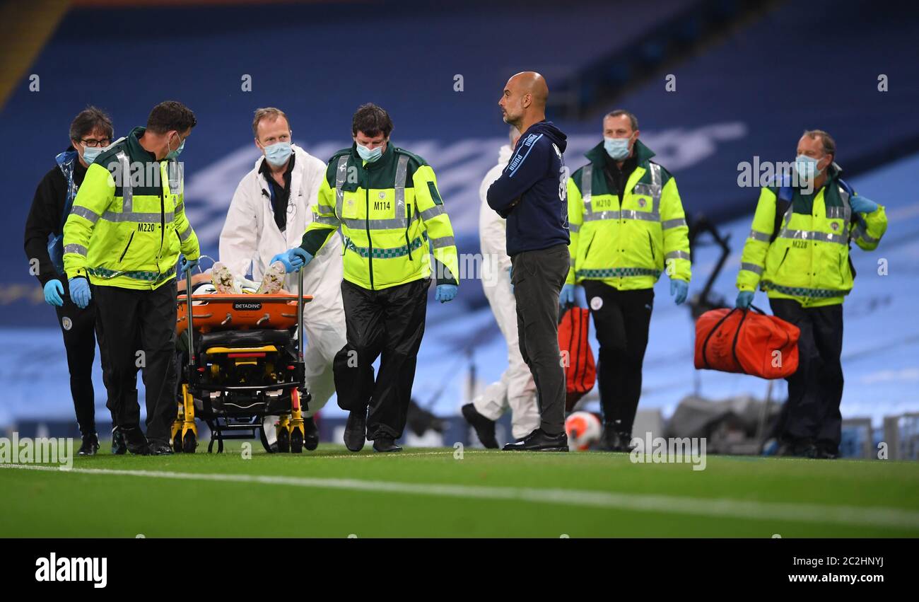 Eric Garcia von Manchester City wird während des Premier League-Spiels im Etihad Stadium in Manchester auf die Trage gebracht. Stockfoto