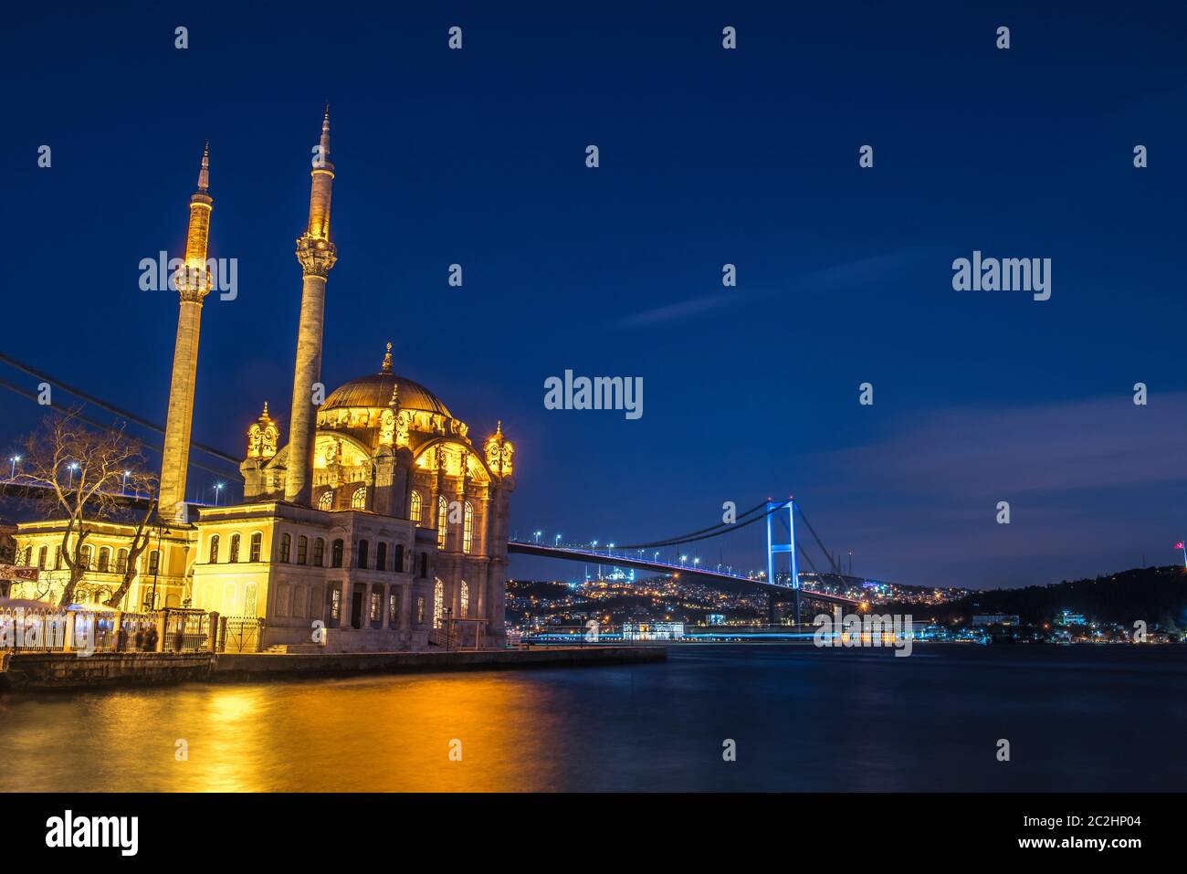 Ortakoy Moschee und Bosporus Brücke (15. Juli Martyrs Brücke) Nacht Blick. Istanbul, Türkei. Stockfoto