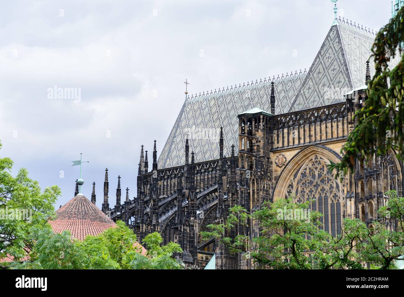 Die Kathedrale des heiligen Vitus. Eine römisch-katholische Kathedrale in Prag, dem Sitz des Erzbischofs von Prag. Innerhalb der Prager Burg enthalten Gräber Stockfoto