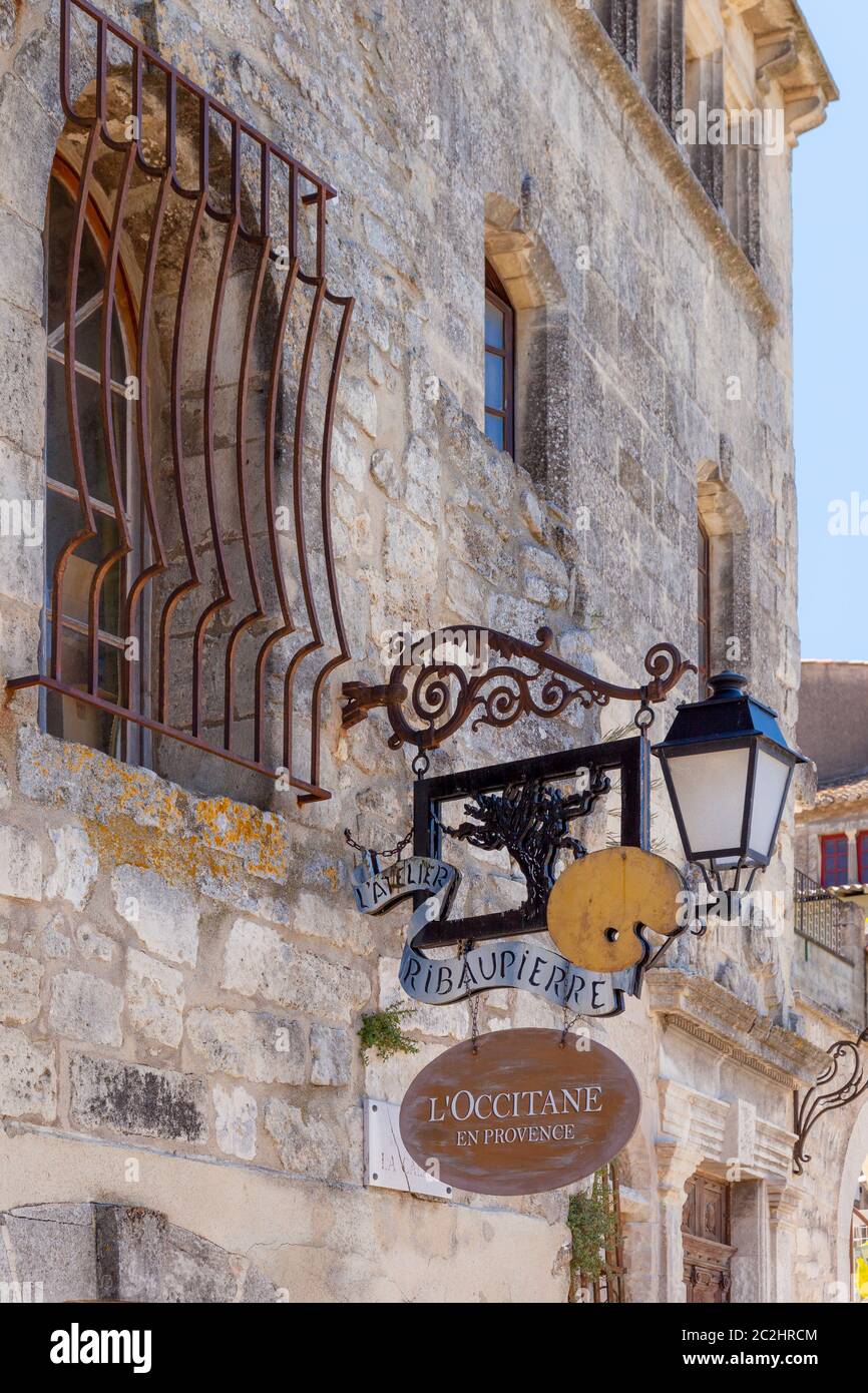 Ladenschild im mittelalterlichen Dorf Les Baux de-Provence, Frankreich Stockfoto