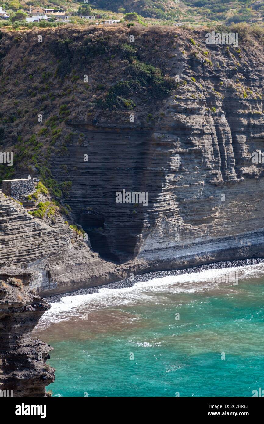Raue Küste auf den Lipari Inseln Sizilien Italien Stockfoto
