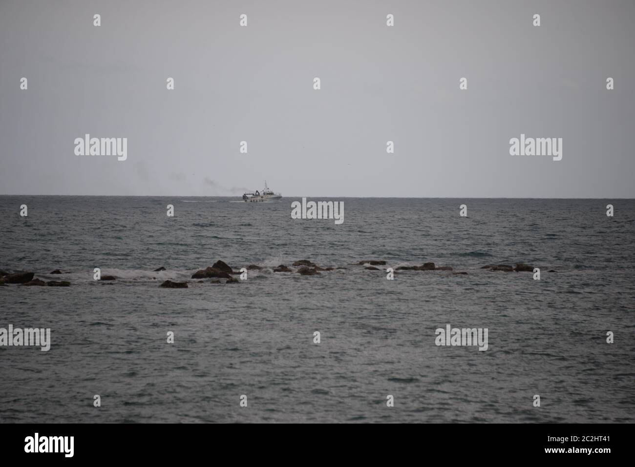 Ein Schiff kehrt nach dem Fang im Hafen von Altea, Provinz Alicante, Costa Blanca, Spanien zurück Stockfoto