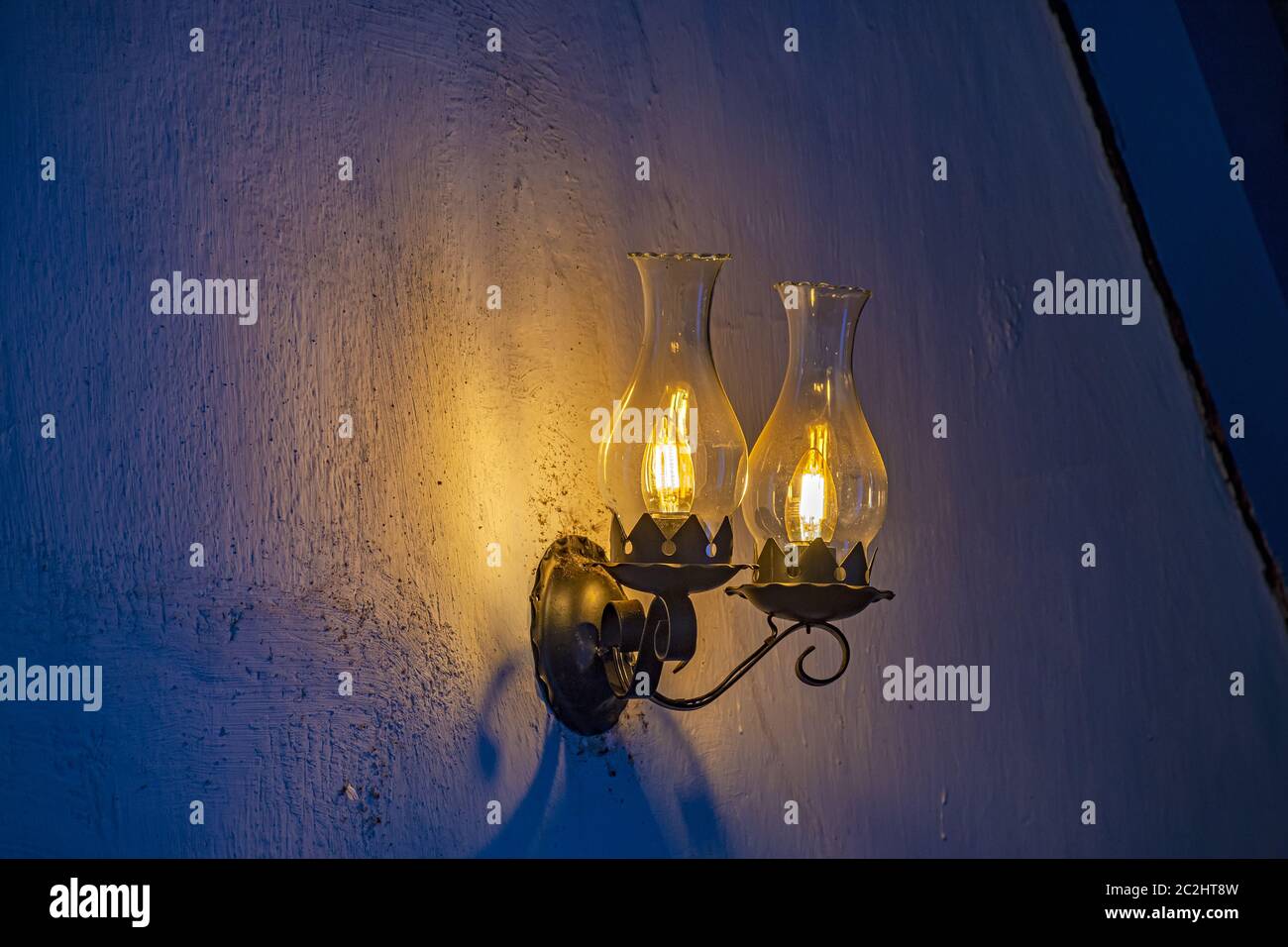 Alte Lampe für elektrisches Licht angepasst Stockfoto