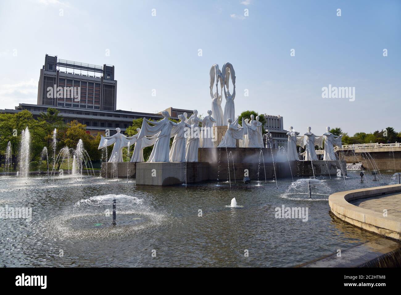 Pjöngjang, Nordkorea - 29. April 2019: Brunnen vor dem Gebäude des Mansudae Art Theatre. Ist ein Theater in der Nähe der Grand People Stu Stockfoto