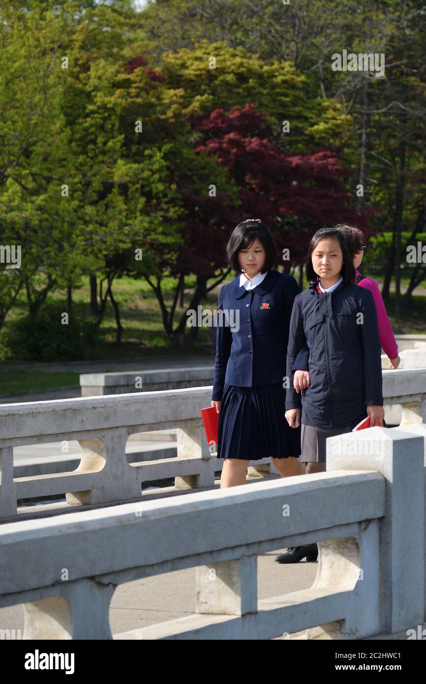 Pjöngjang, Nordkorea - 1. Mai 2019: Junge Mädchen, Mitglieder der Kimilsungist-Kimjongilist Youth League, gehen auf einer Stadtstraße Stockfoto