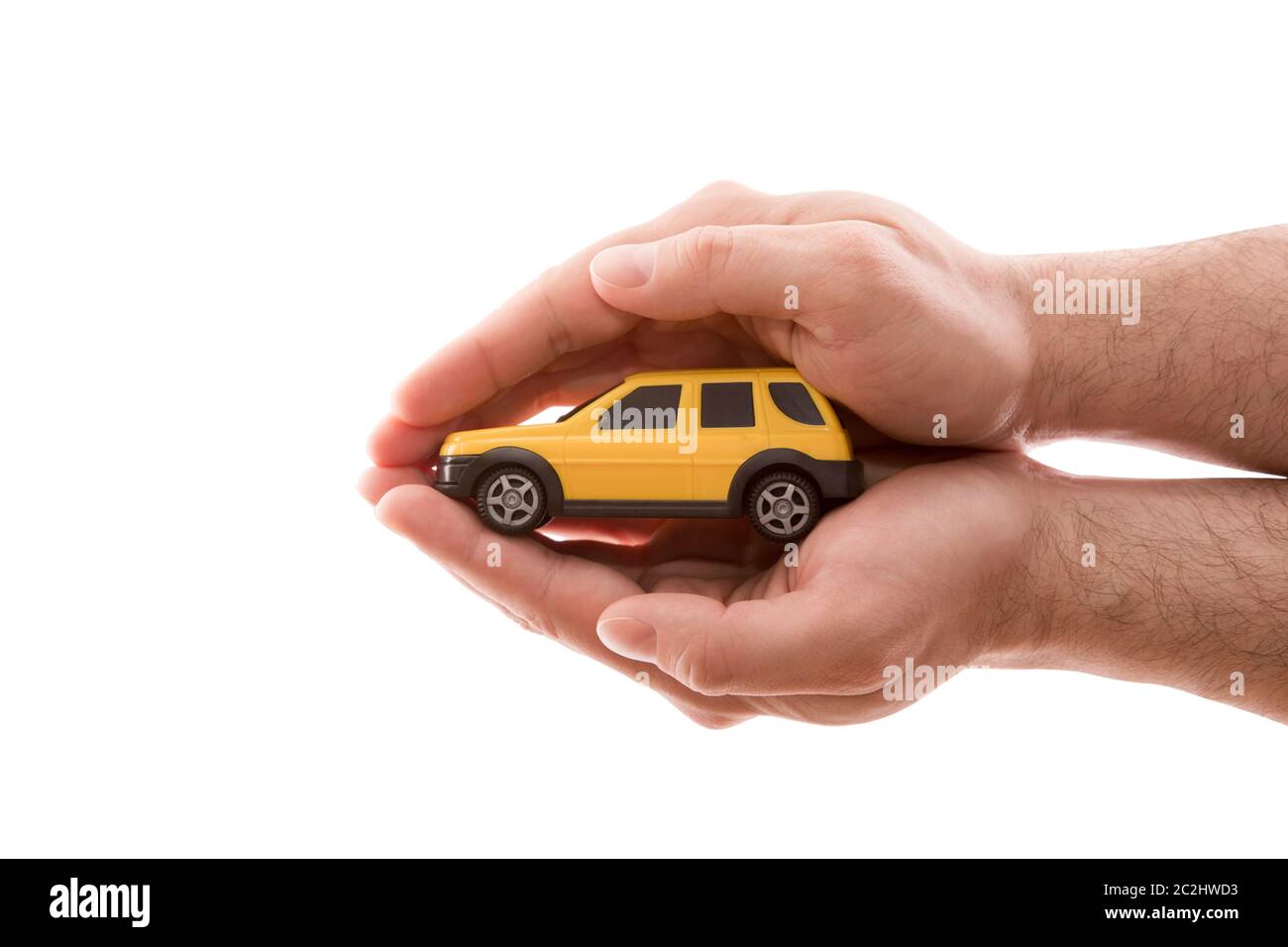Auto Schutz. Die kleinen gelben Auto durch die Hände auf weißem Hintergrund mit Freistellungspfad isoliert abgedeckt Stockfoto