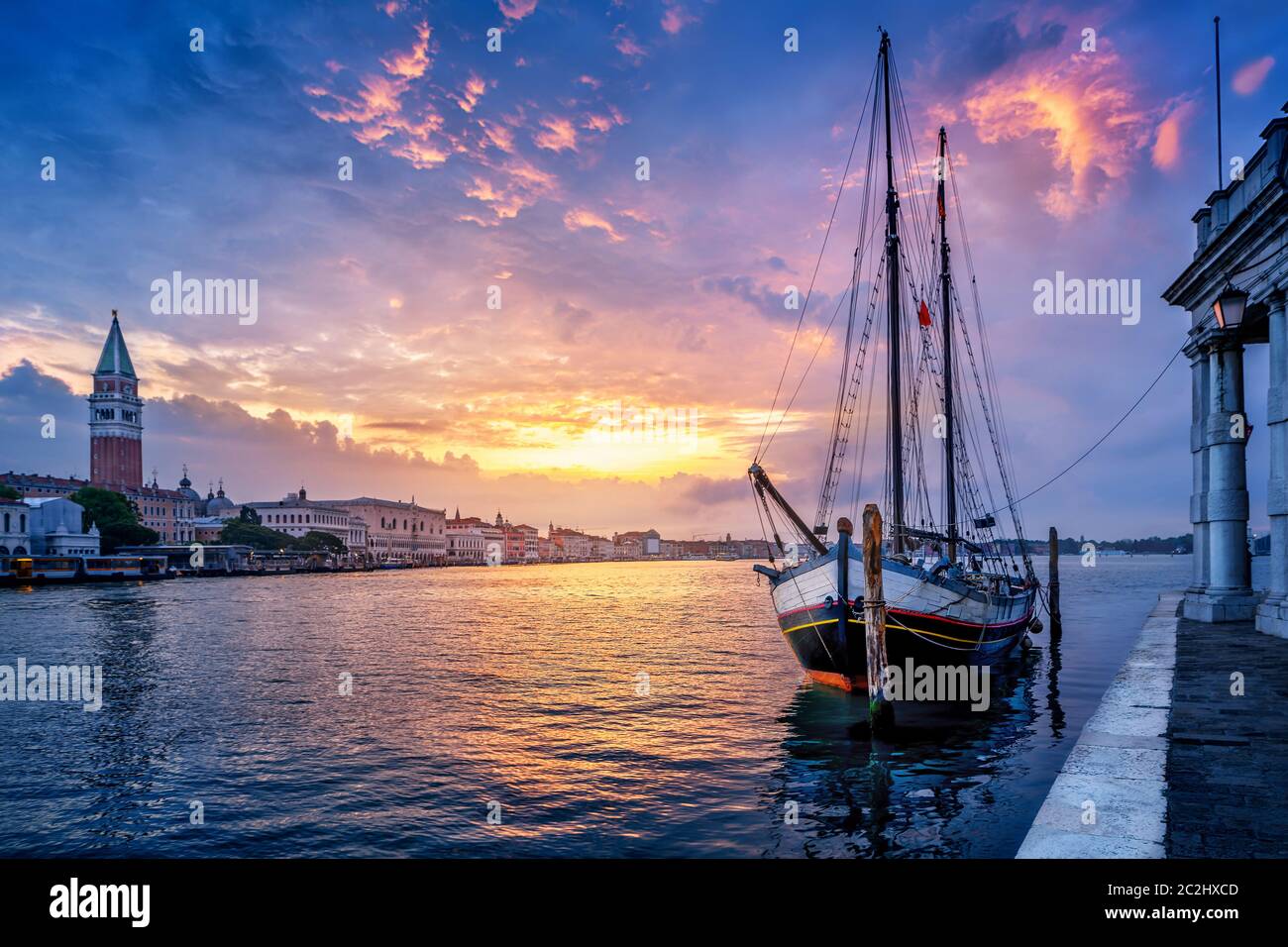 Historisches Segelboot in venedig gegen einen schönen Sonnenaufgang Stockfoto