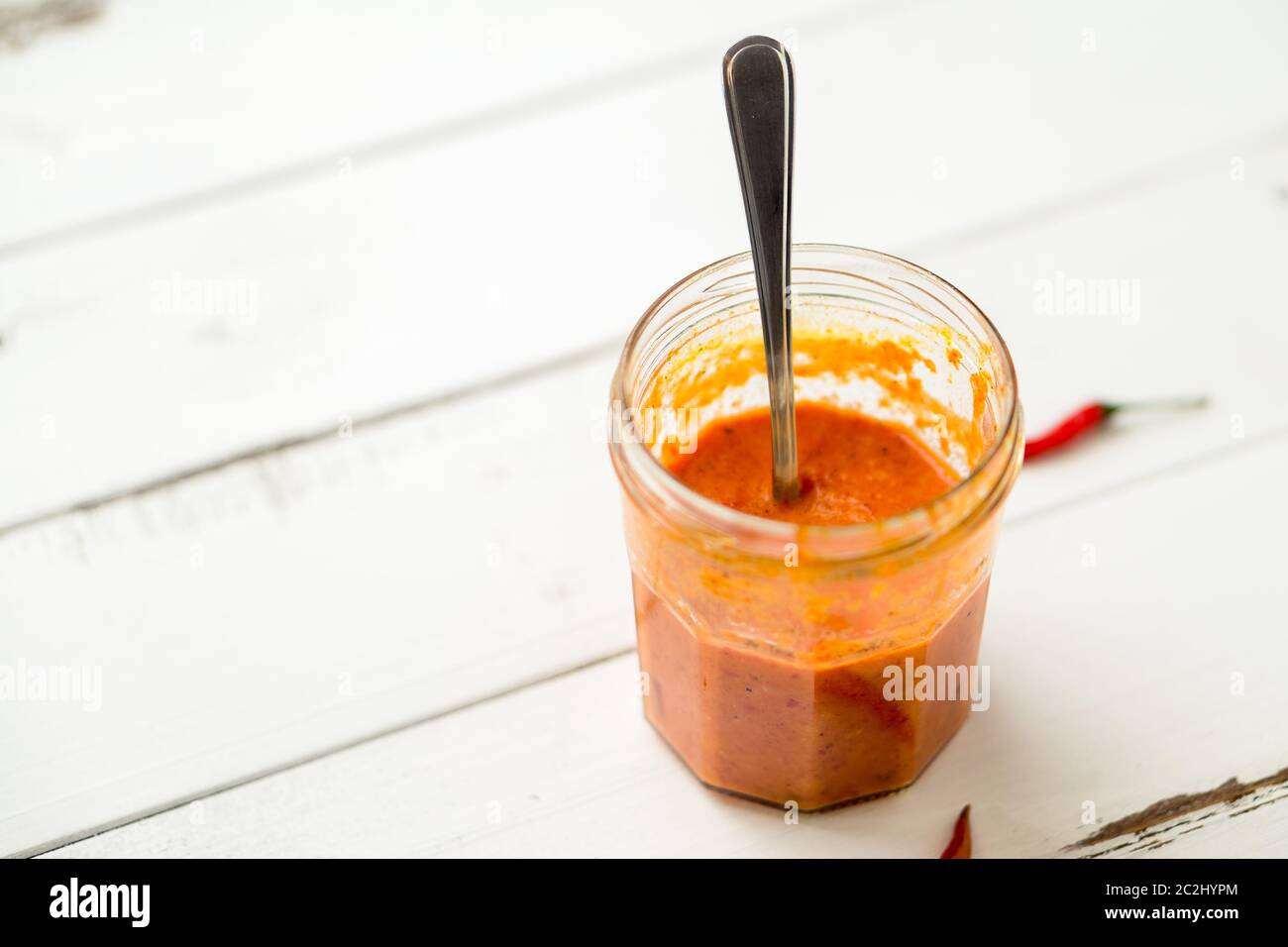 Piri Piri Sauce ist eine Art von Chili-Pfeffer-Sauce als Gewürz oder Marinade traditionell in der portugiesischen Küche verwendet. Hier in einem Glas gesehen. Stockfoto