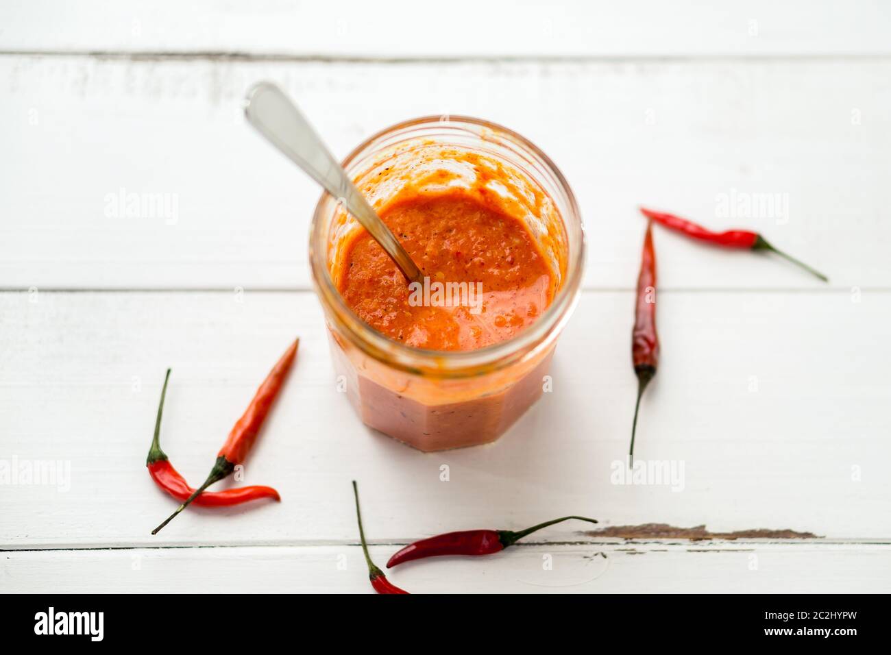 Piri Piri Sauce ist eine Art von Chili-Pfeffer-Sauce als Gewürz oder Marinade traditionell in der portugiesischen Küche verwendet. Hier in einem Glas gesehen. Stockfoto