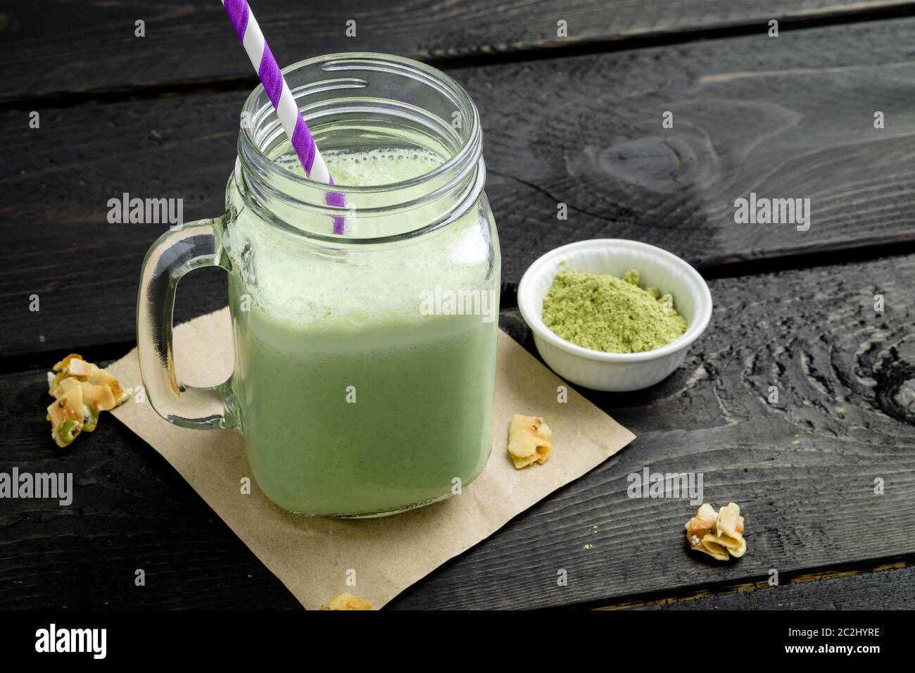 Smoothie aus gepudertem grünem Tee (auch Matcha genannt). Dieser grüne Smoothie ist nicht nur köstlich, sondern auch voller Antioxidantien. Stockfoto