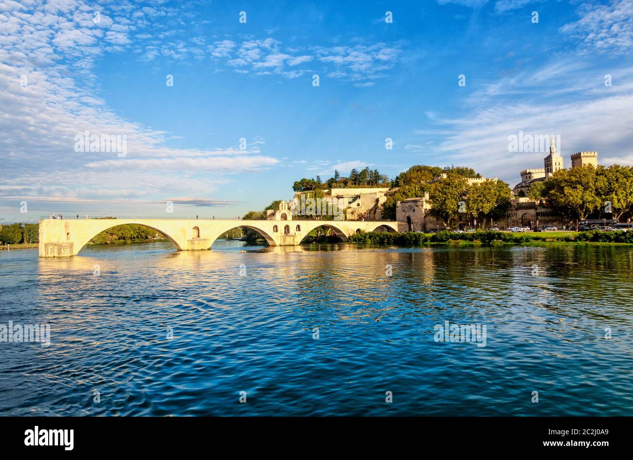 Berühmter Pont dÂ´ Avignon über der Rhone (Saint Benezet Bridge) bei Sonnenuntergang. Avignon, Provence, Frankreich Stockfoto