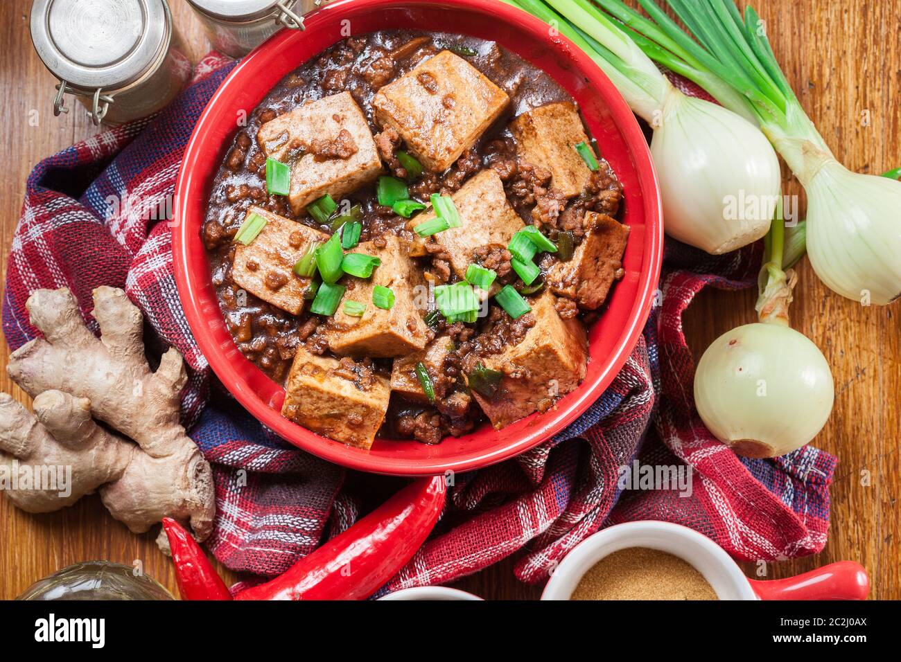 Mapo Tofu - traditionelle sichuan würzige Gericht. Chinesische Küche. Draufsicht Stockfoto
