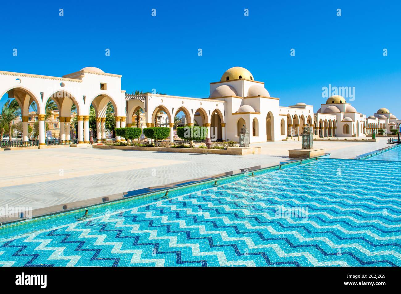 Sahl Hasheesh, Ägypten - 1. November 2017: Belvedere in der Altstadt von Sahl Hasheesh mit Brunnen - die berühmte schöne Gasse, umgeben von Gebäuden o Stockfoto