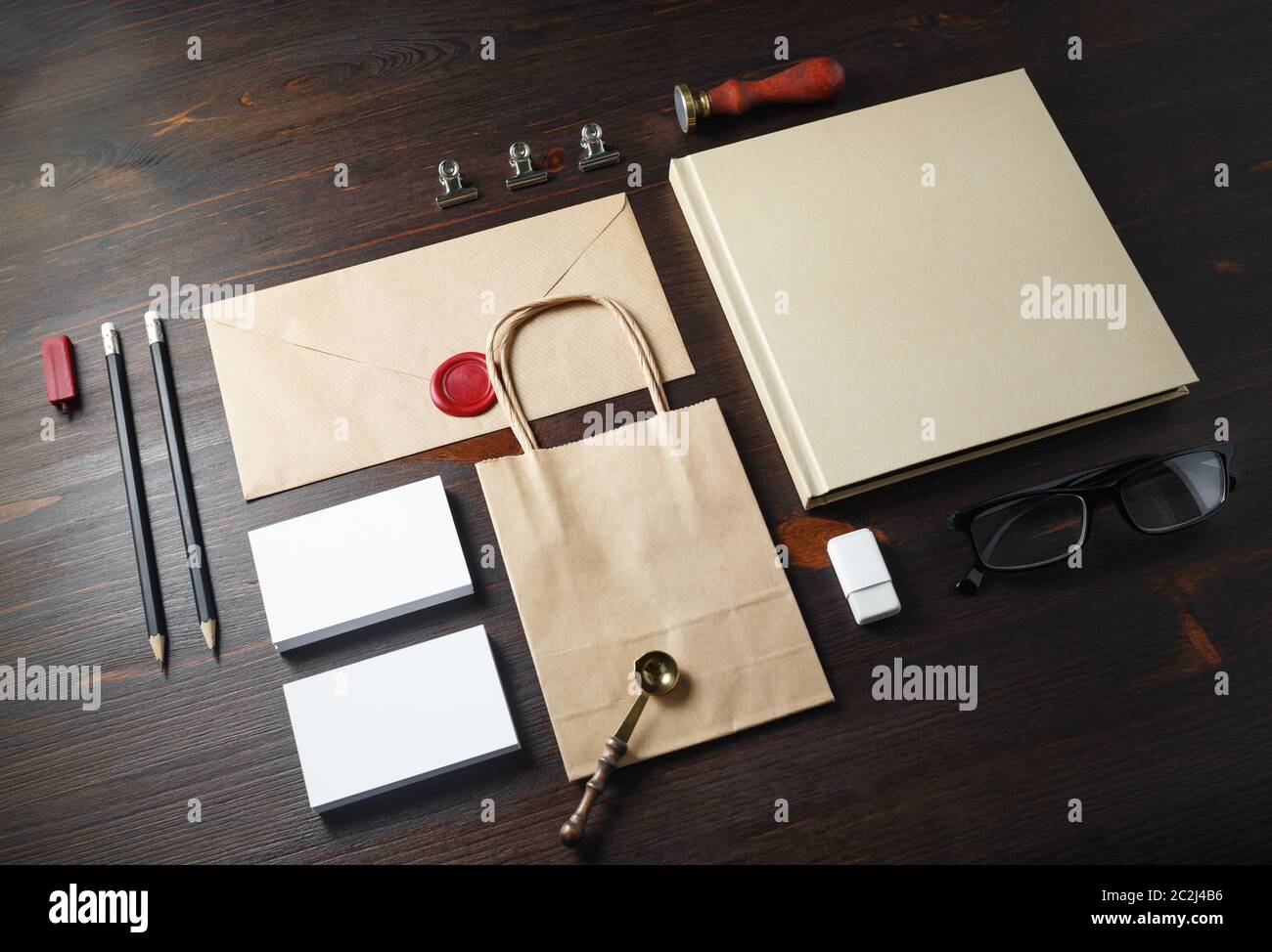 Leere Schreibwaren mock up. Leere corporate identity auf Holz Tabelle hinterlegt. Responsive Design vorlage. Stockfoto