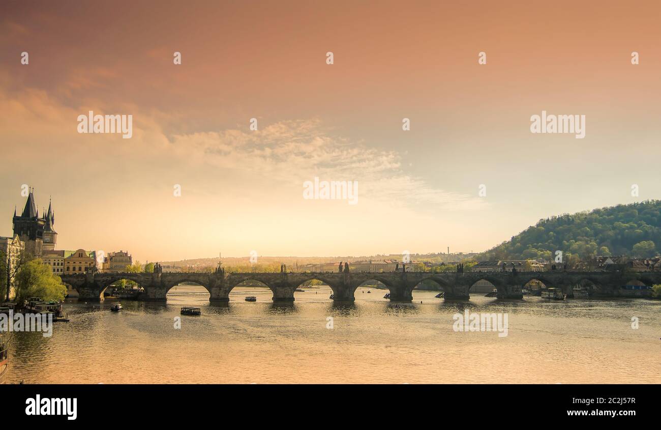 Karlsbrücke bei Sonnenuntergang in Prag, Tschechische republik. Stockfoto