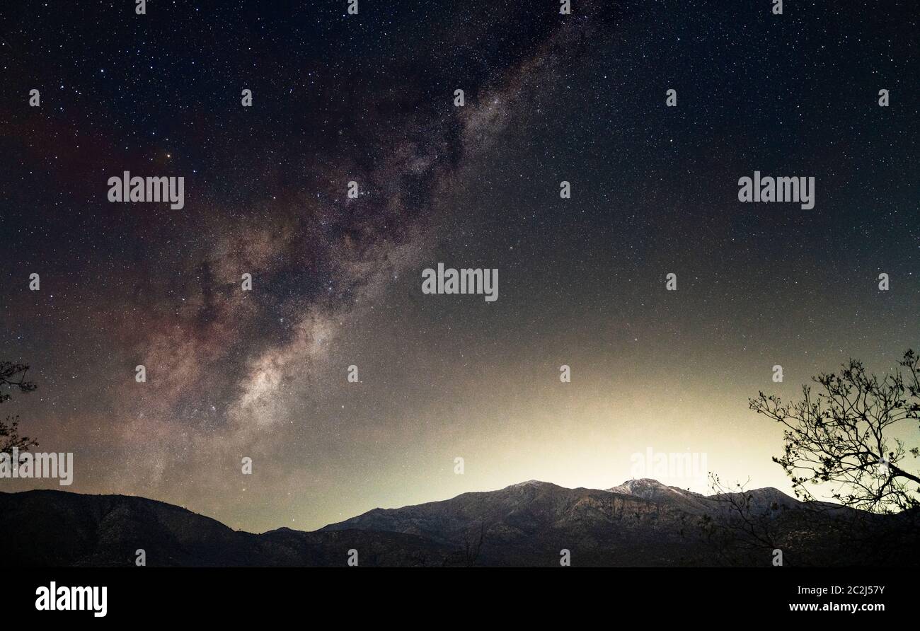 Die Milchstraße, die hinter dem Berg El Roble in Zentralchile leuchtet und aufsteigt. Stockfoto