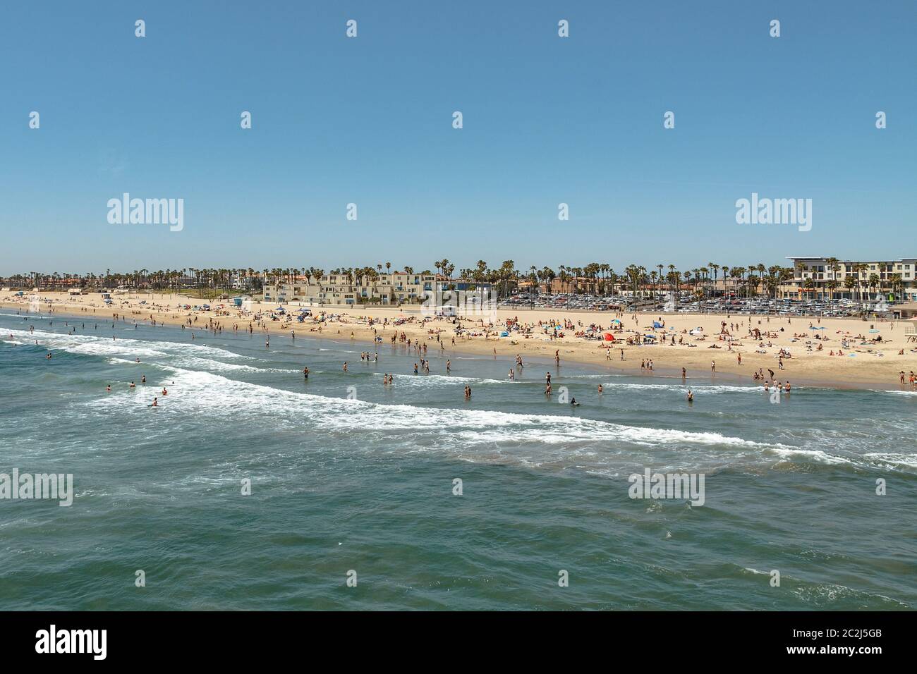 Leute genießen einen Sommertag am Huntington Beach Stockfoto