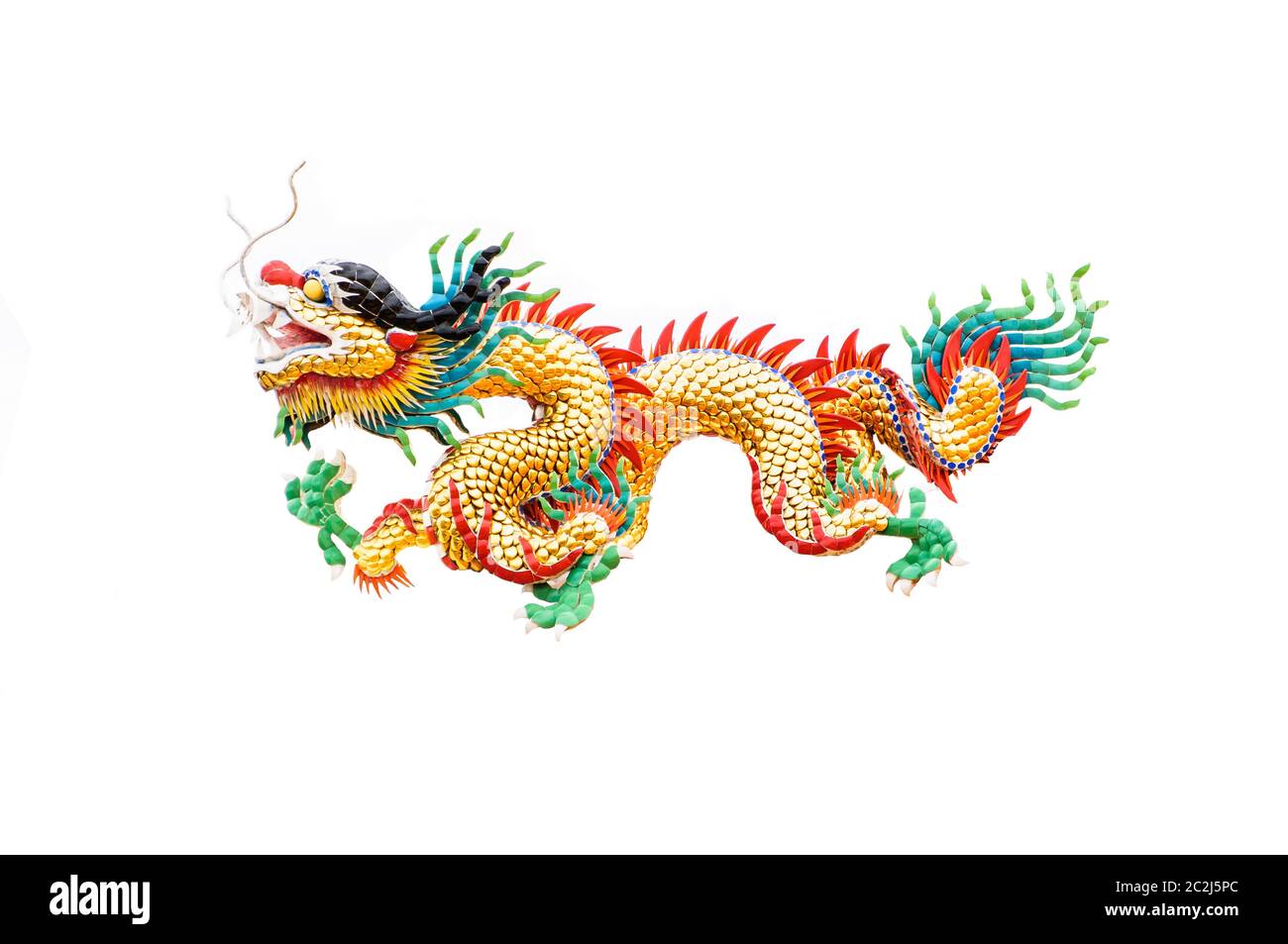 Bunte Drachen Statue im chinesischen Stil isoliert auf weißem Stockfoto