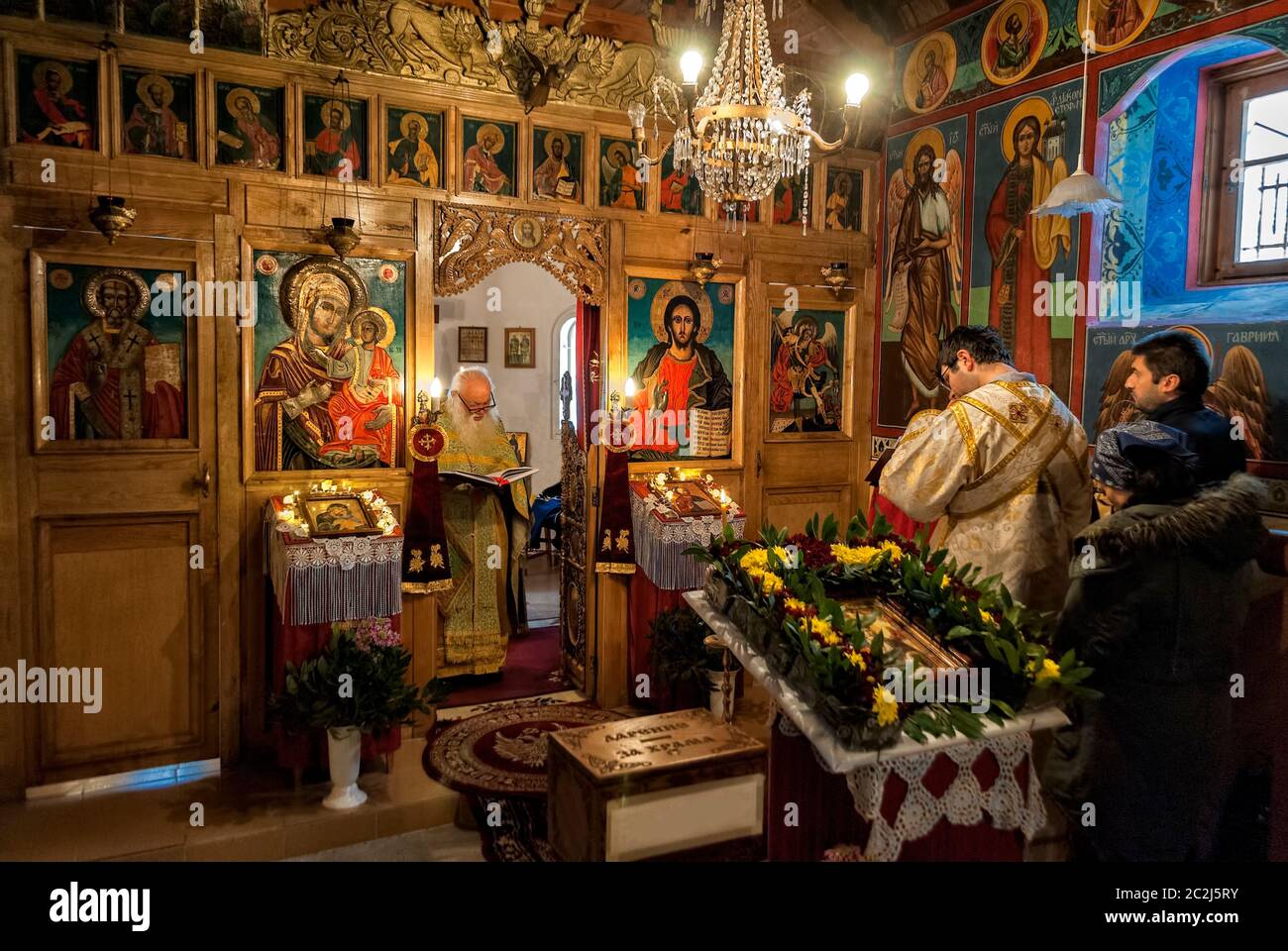 Gottesdienst in einer orthodoxen Kirche;Bulgarien; Stockfoto