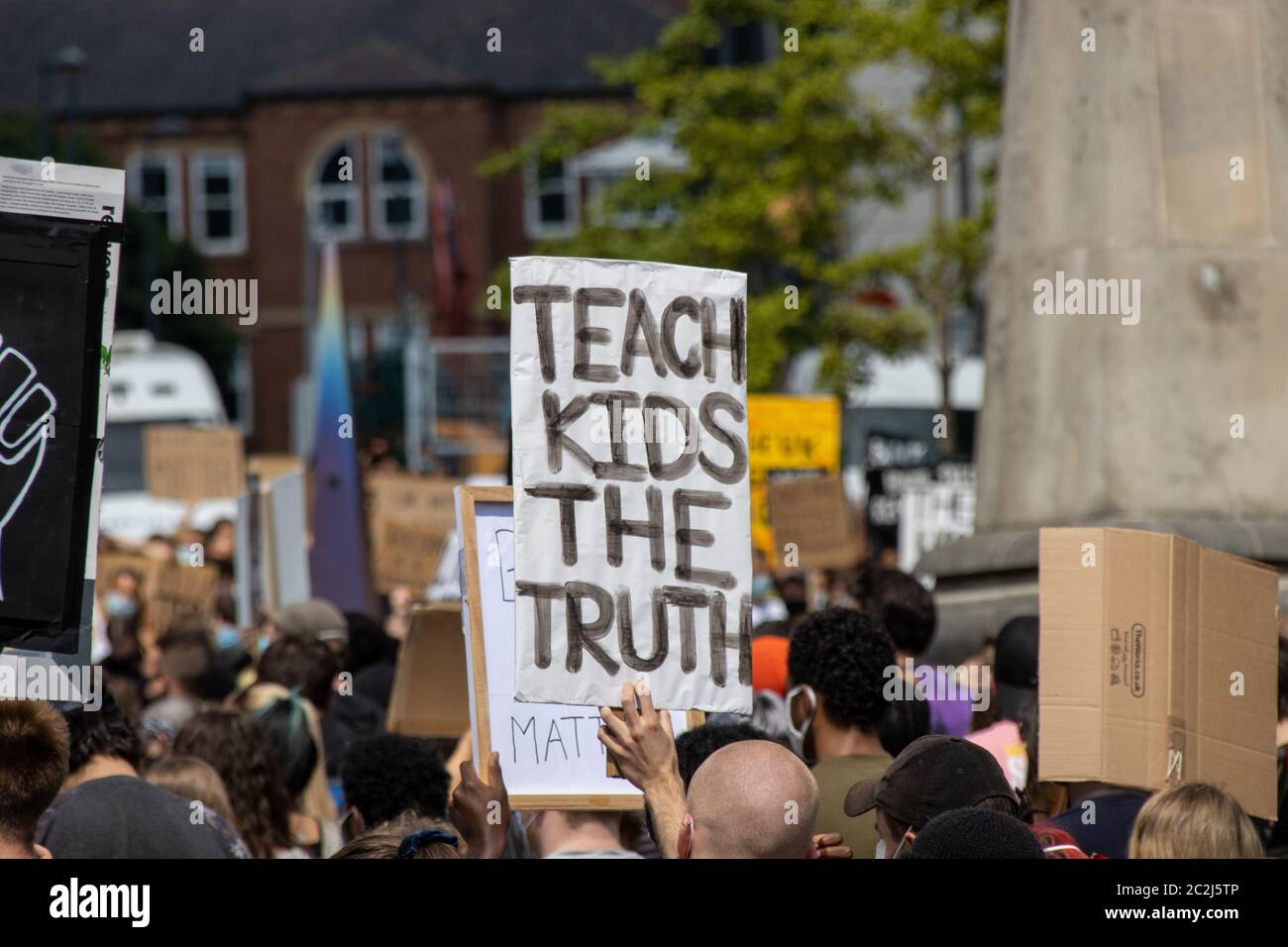 Leeds UK, 14. Juni 2020: Black Lives Matter Demonstranten im Stadtzentrum von Leeds protestieren gegen Black Lives, die Schilder halten Stockfoto