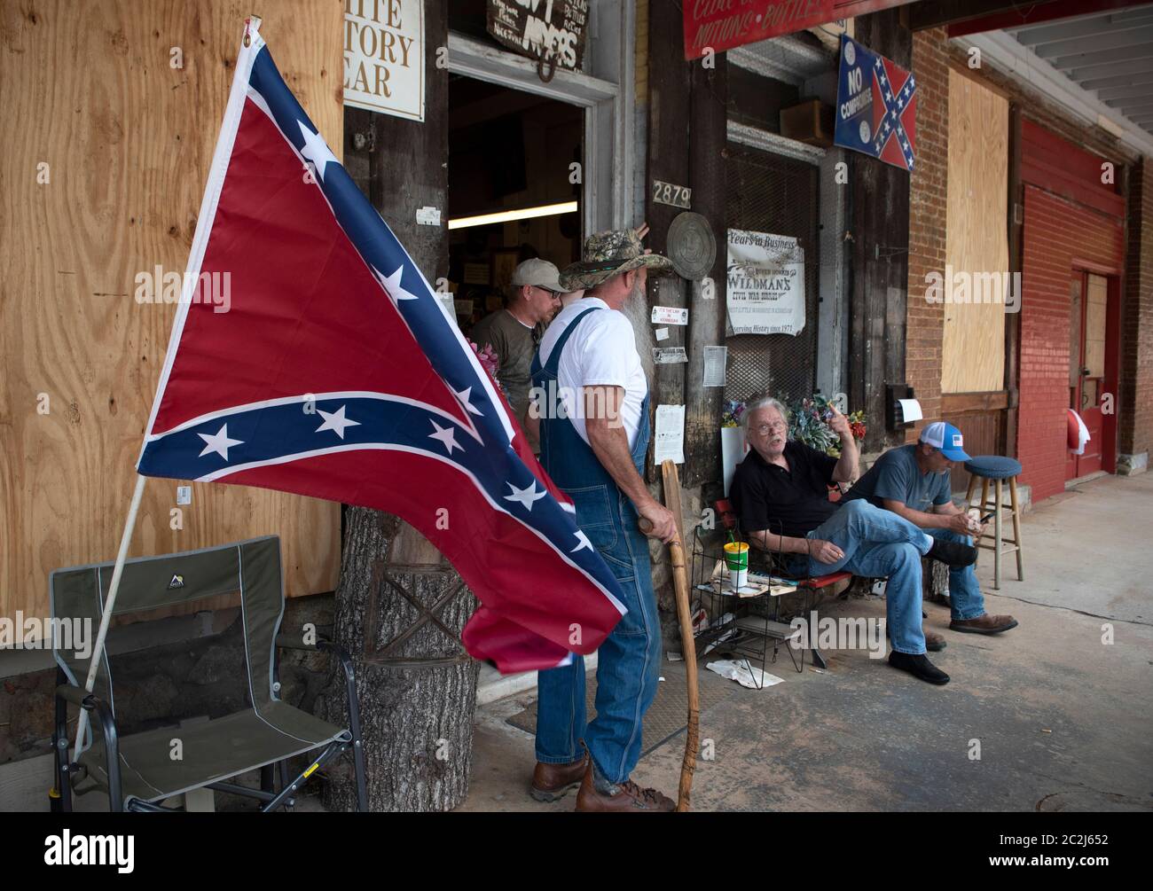 Kennesaw, GA, USA. Juni 2020. Regelmäßige Besucher besuchen gerne Dent MyersÃ Civil war Surplus Store, wo sie ihre Ansichten über die Gesellschaft mit anderen teilen, die Wege des Ã “Alten Südens zu schätzen wissen. Quelle: Robin Rayne/ZUMA Wire/Alamy Live News Stockfoto