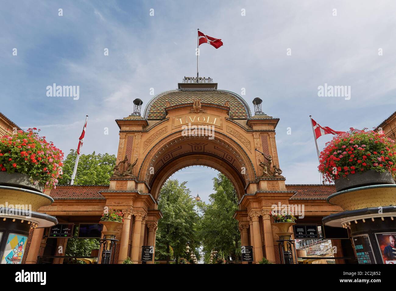 Das Haupteingangstor zum Tivoli Vergnügungspark in Kopenhagen, Dänemark Stockfoto