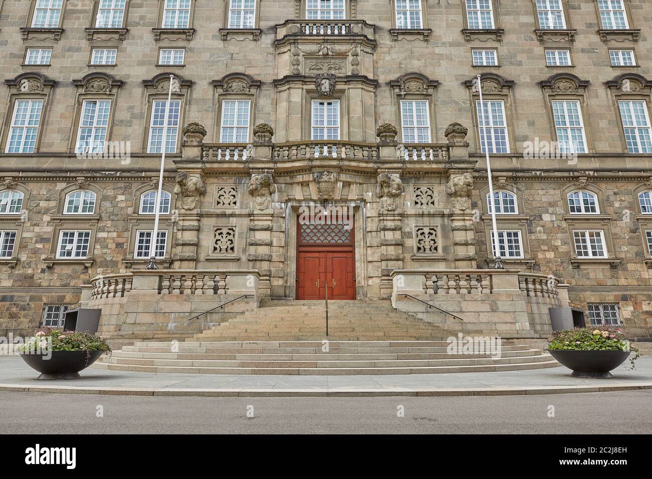 Weitwinkelansicht des Hauptgebäudes und des Platzes vor Christiansborg Slot Copenhagen Stockfoto