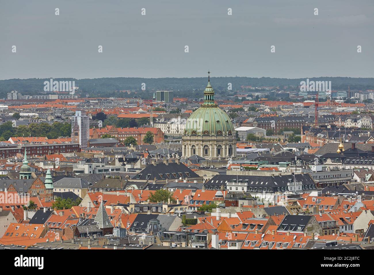 Skyline der skandinavischen Stadt Kopenhagen in Dänemark an einem bewölkten Tag Stockfoto