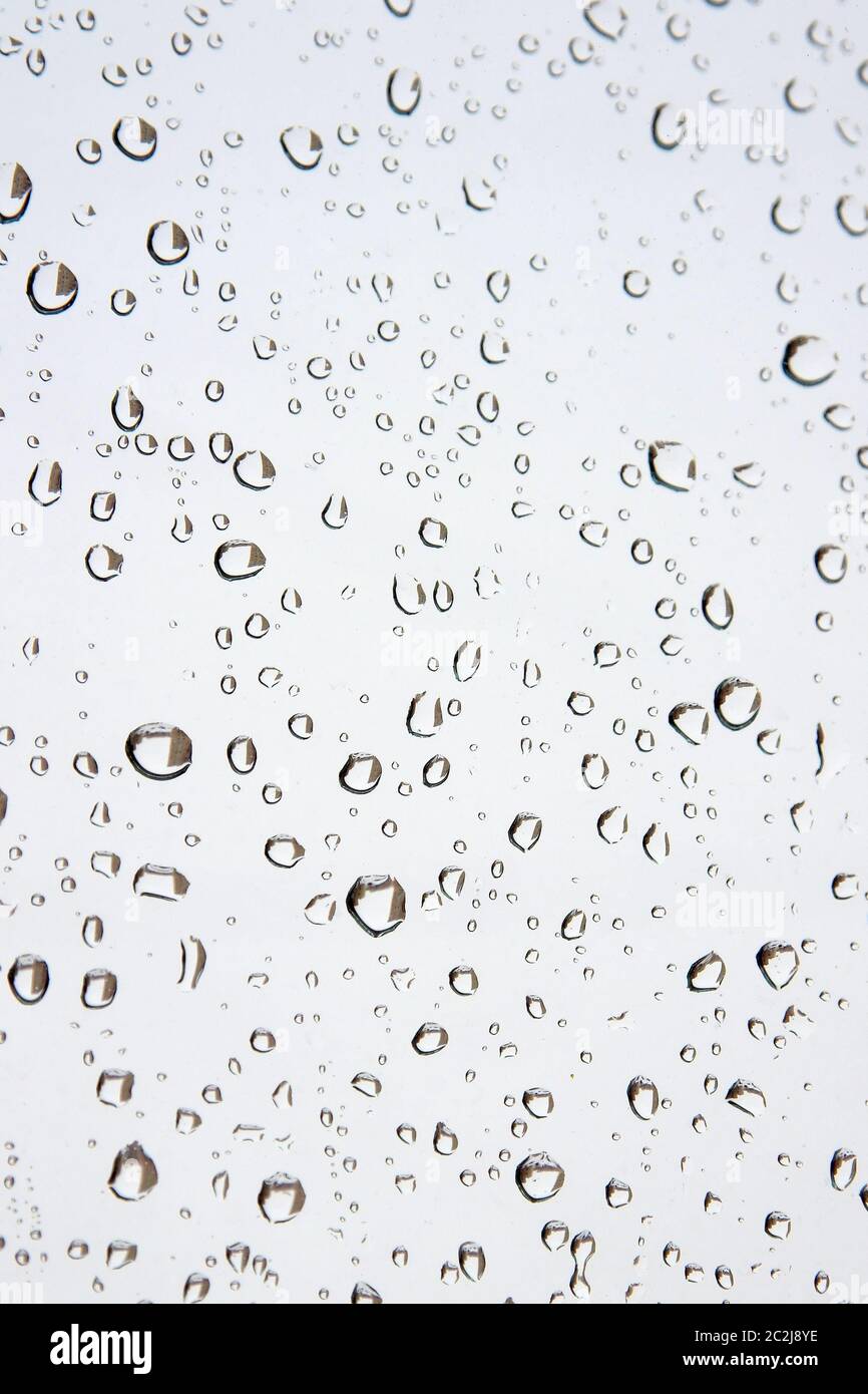 Abstrakter Hintergrund. Tropfen Wasser auf das Fenster. Flache Freiheitsgrade Stockfoto