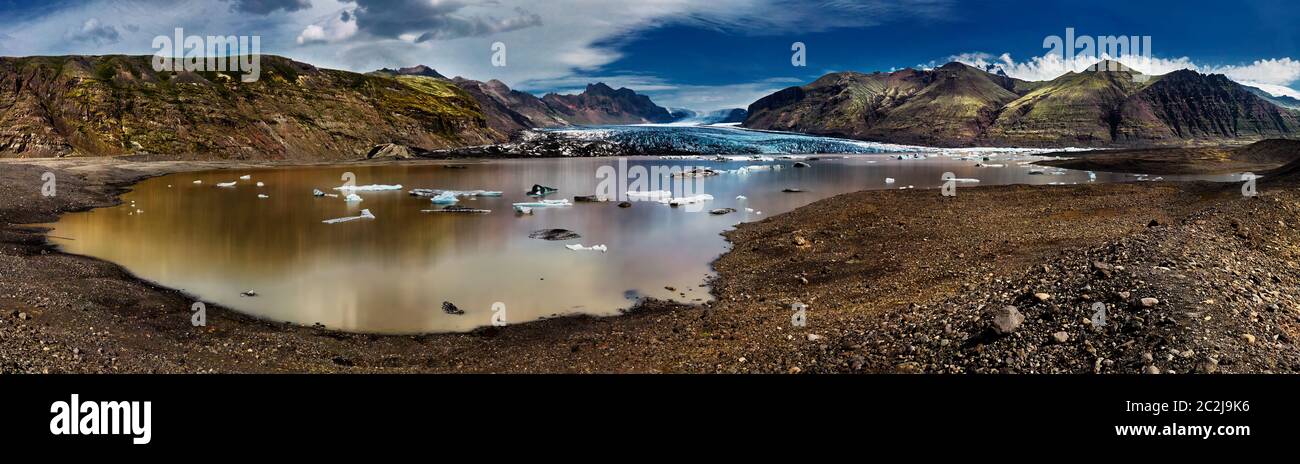 Panorama des SkaftafellsjÃ¶kull Gletschers in Island mit umliegenden Bergen und Lagune Stockfoto