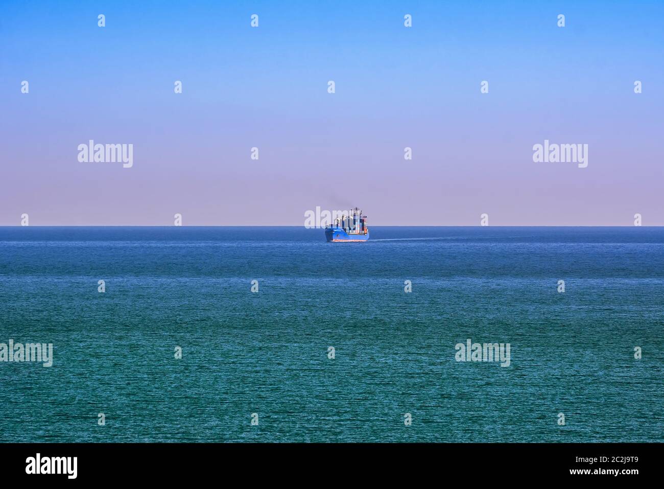 Containerschiff im Meer Stockfoto