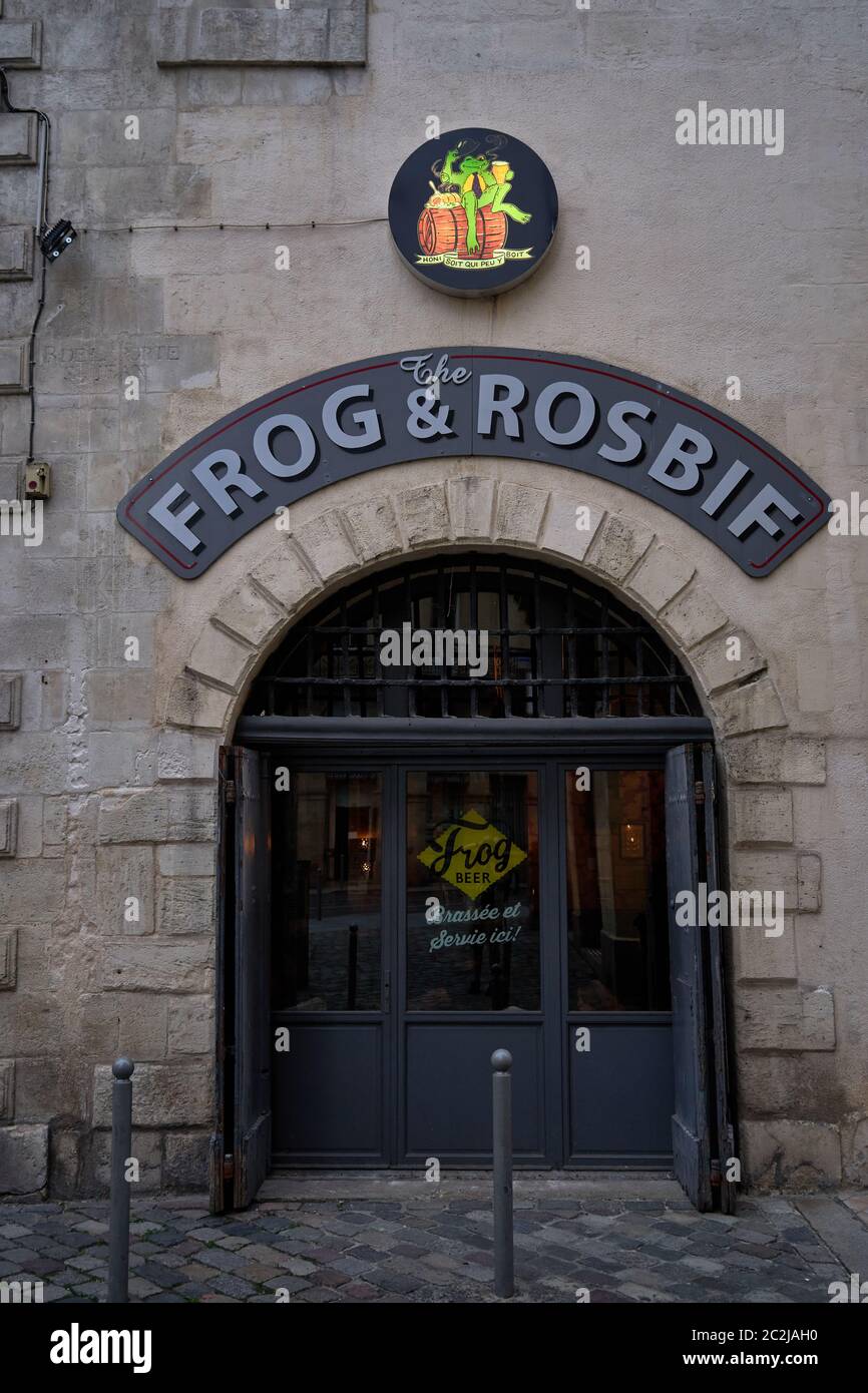 Gewölbte Tür und Schild des britischen Pubs „Frog and Rosbif“ in der Altstadt von Bordeaux, Frankreich Stockfoto