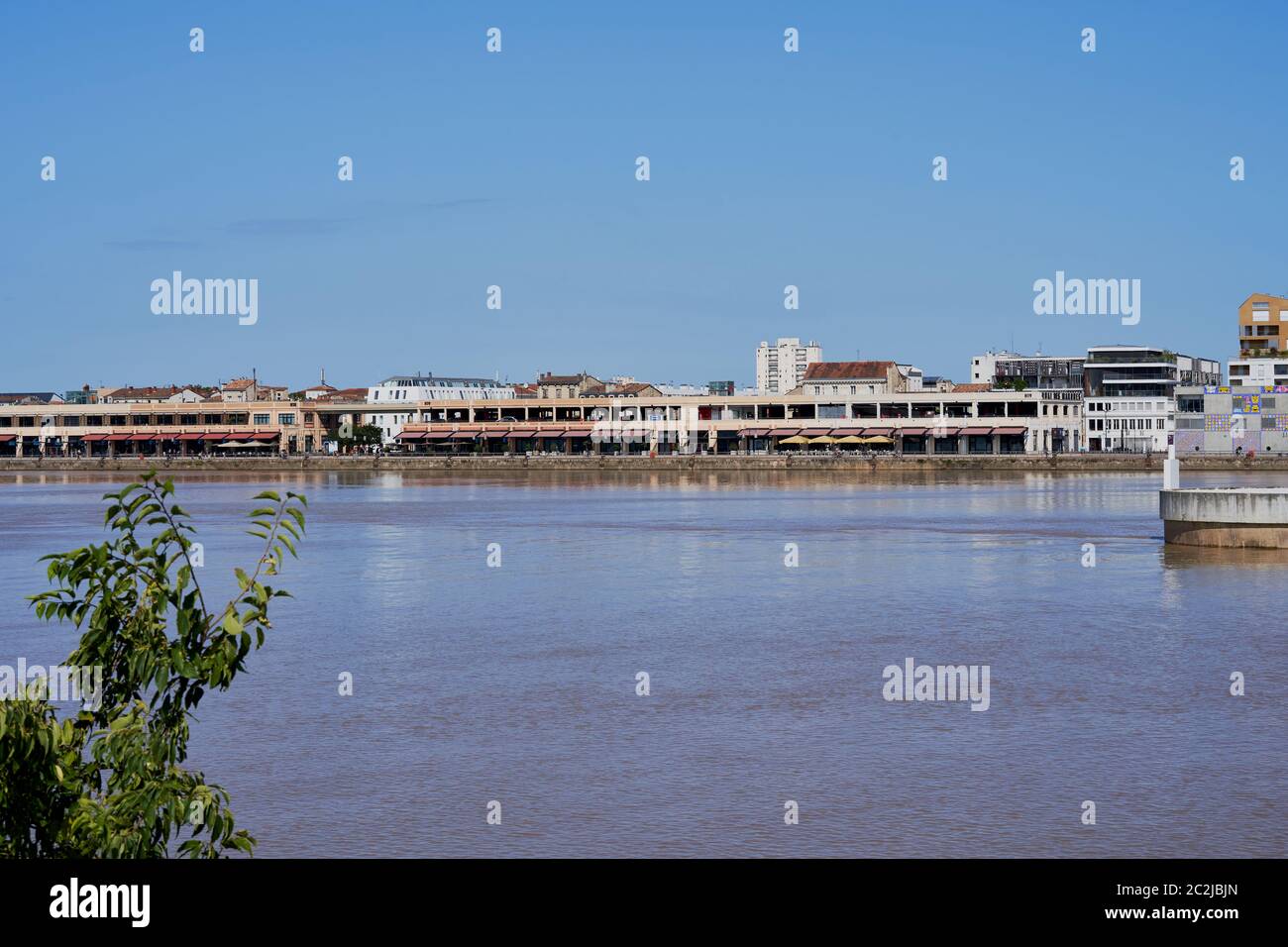 Ufergebäudereihen am linken Ufer der Garonne, gesehen vom rechten Ufer, Bordeaux, Frankreich Stockfoto