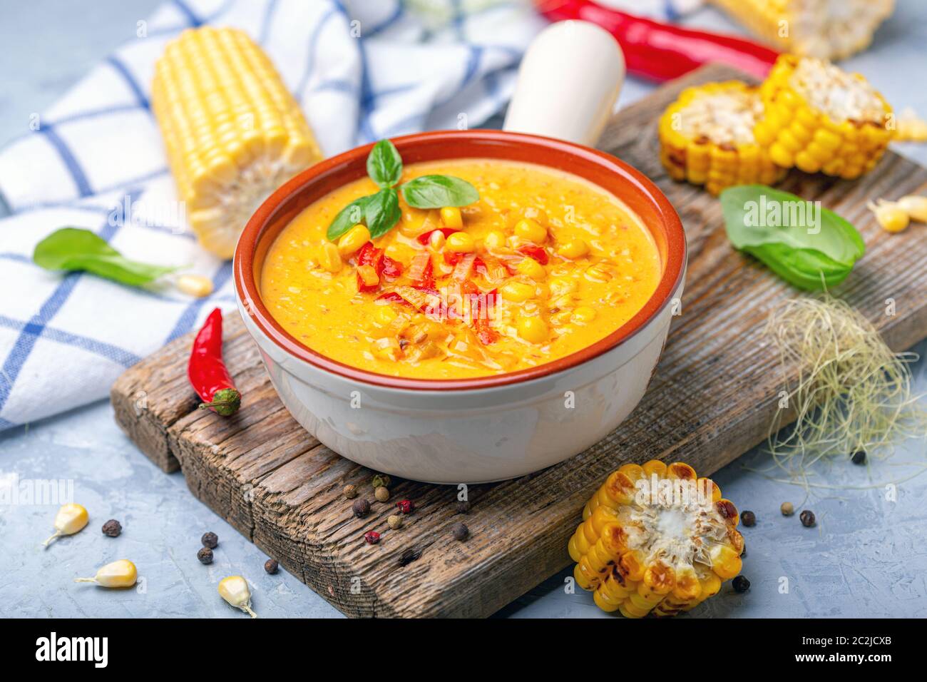 Maissuppe mit Lauch und scharfer Chilischote. Stockfoto