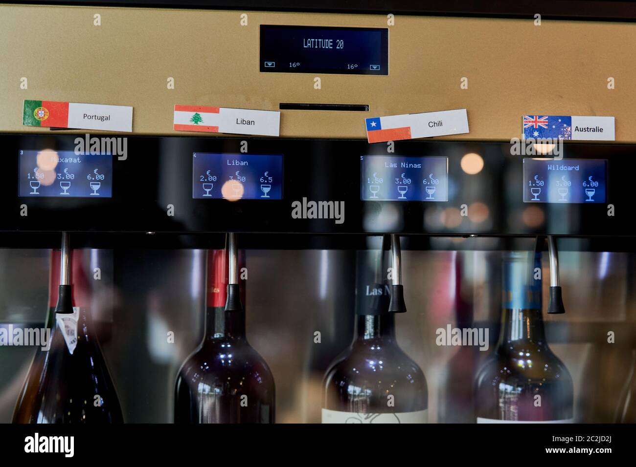 Weinspender für Selbstbedienung einer Vielzahl von Weinen und Glasgrößen mit einer Karte mit Guthaben in der Weinstadt Bordeaux, Frankreich, August 2019 Stockfoto