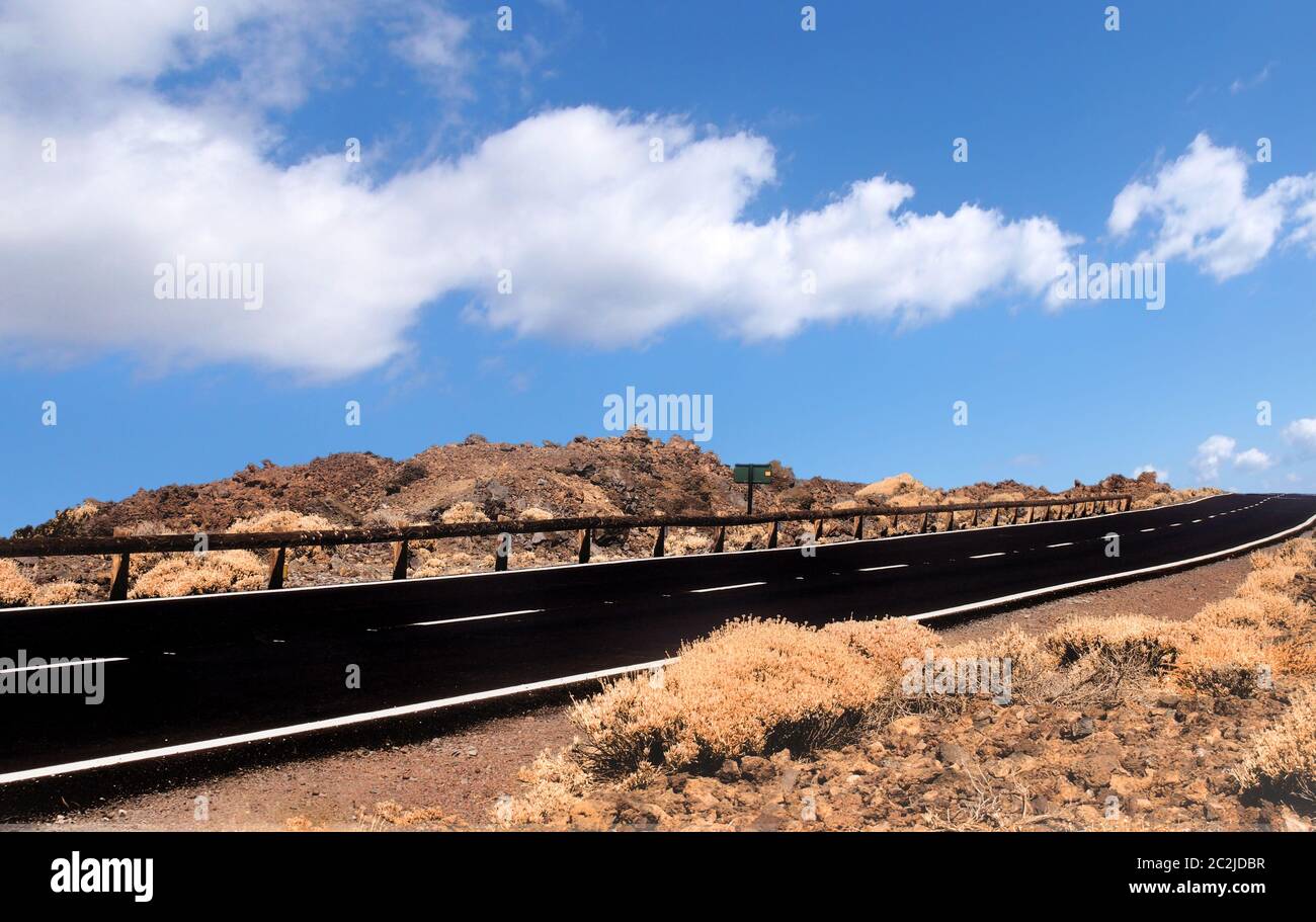 Leere zweispurige schwarze Straße, die sich bis zum Horizont in Desert sc erstreckt Stockfoto