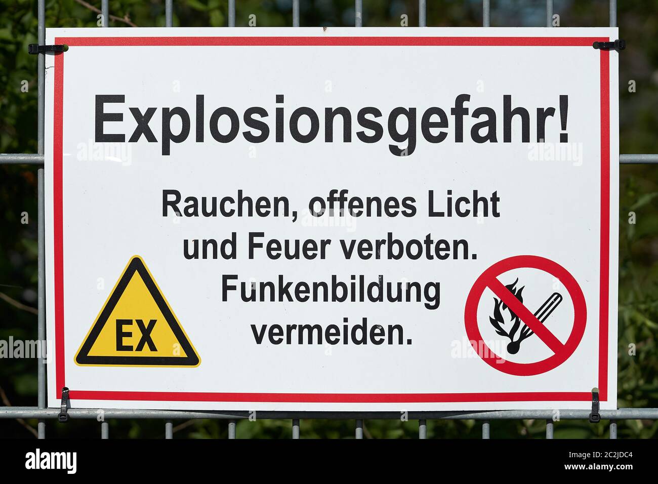 Schild mit der Aufschrift besteht die Gefahr einer Explosion an einer Tankstelle Stockfoto