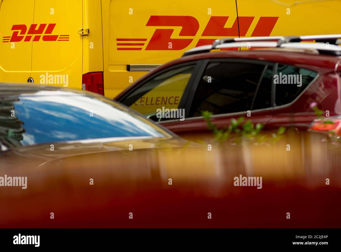 Bukarest, Rumänien - 25. Mai 2020 ein gelber DHL Lieferwagen wird auf einer Straße in der Innenstadt von Bukarest gesehen. Dieses Bild ist nur für redaktionelle Zwecke bestimmt. Stockfoto