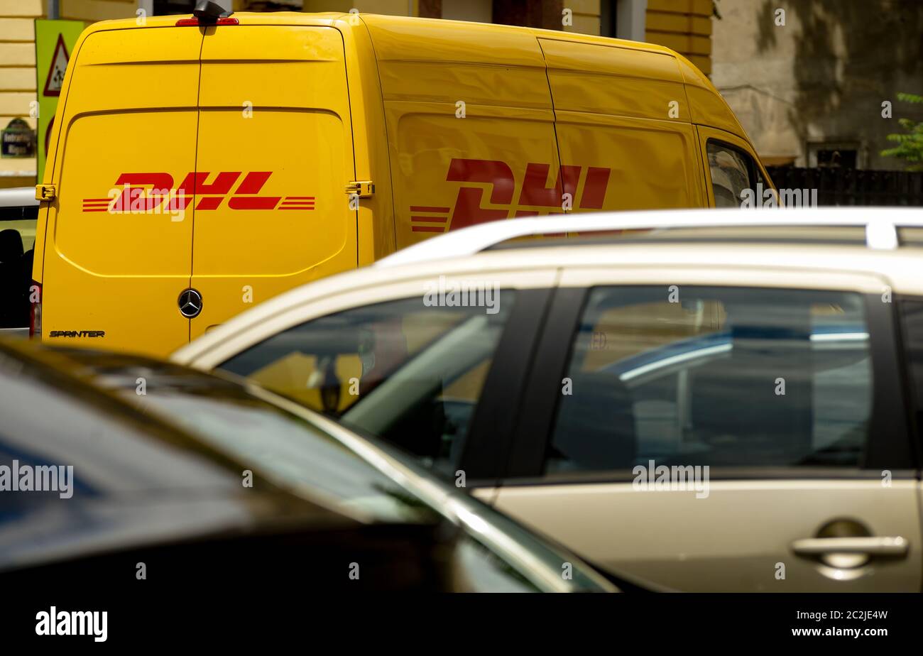 Bukarest, Rumänien - 25. Mai 2020 ein gelber DHL Lieferwagen wird auf einer Straße in der Innenstadt von Bukarest gesehen. Dieses Bild ist nur für redaktionelle Zwecke bestimmt. Stockfoto