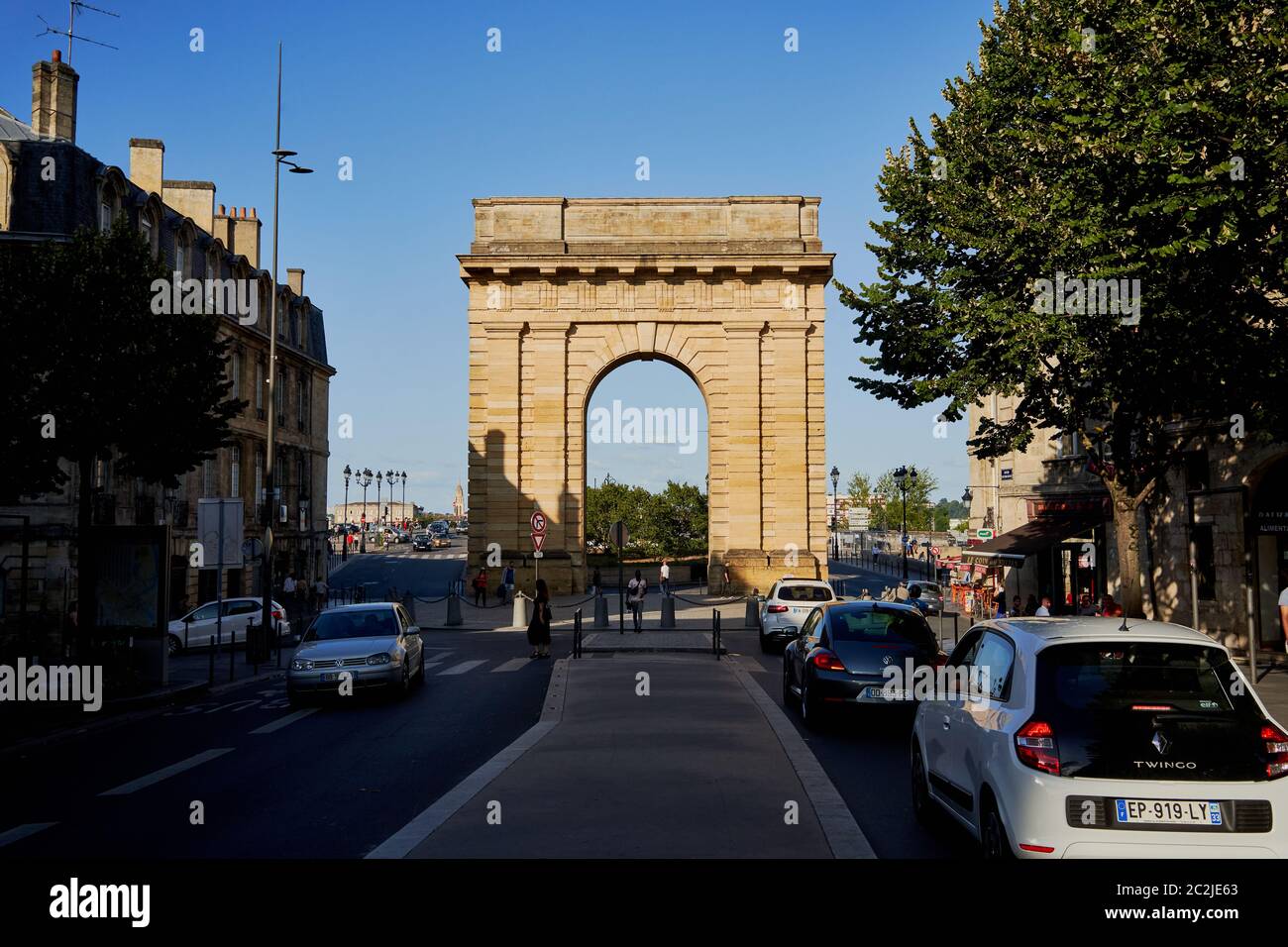 Blick auf das Burgundentor auf dem Platz Bir Hakeim vom Platz Sieger hugo, einem historischen Torbogen und Tor zur Stadt Bordeaux, Frankreich Stockfoto