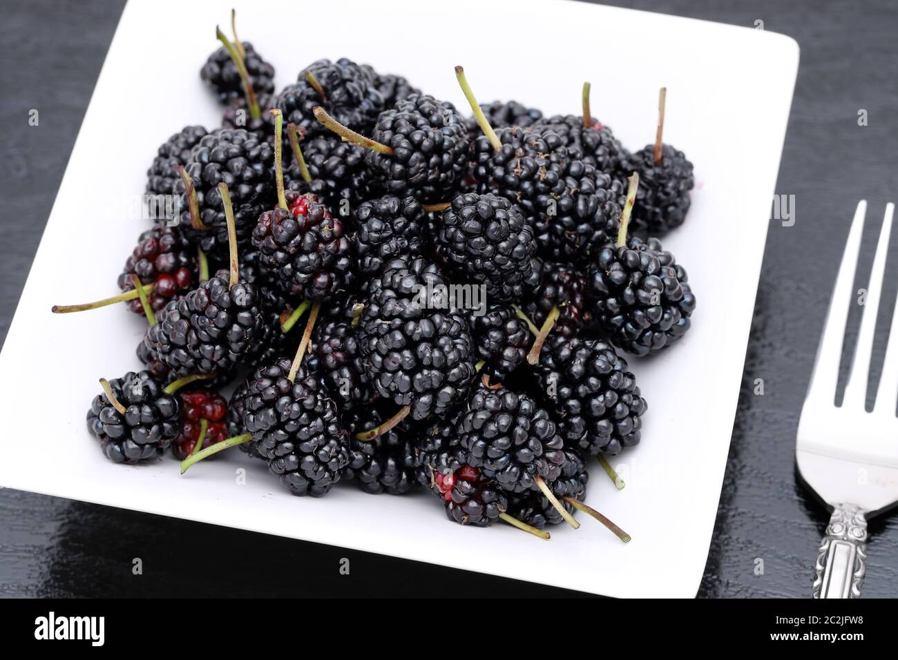 Gesund und lecker Ripe mulberry Obst in eine Schüssel geben. Stockfoto