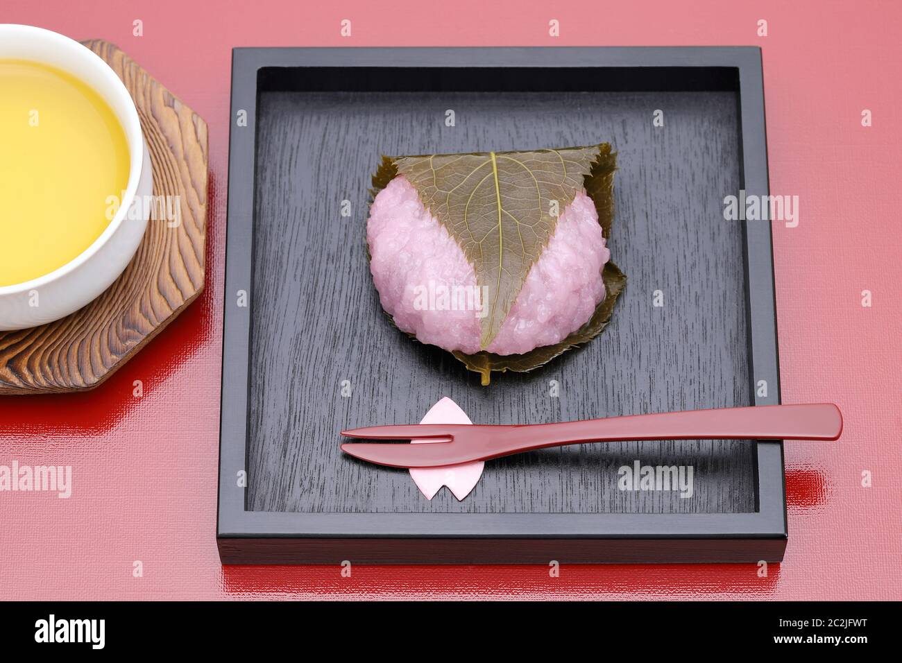 Japanische Süßwaren, Sakura mochi Dessert aus Reis Kuchen Stockfoto