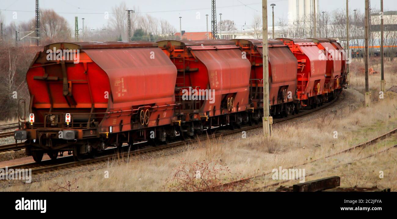 Rote Güterwagen stehen auf einer Eisenbahn Stockfoto