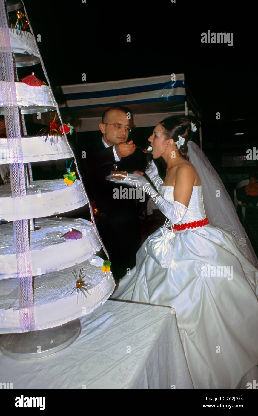 Türkei muslimische Hochzeit Bräutigam Fütterung Kuchen Braut Stockfoto