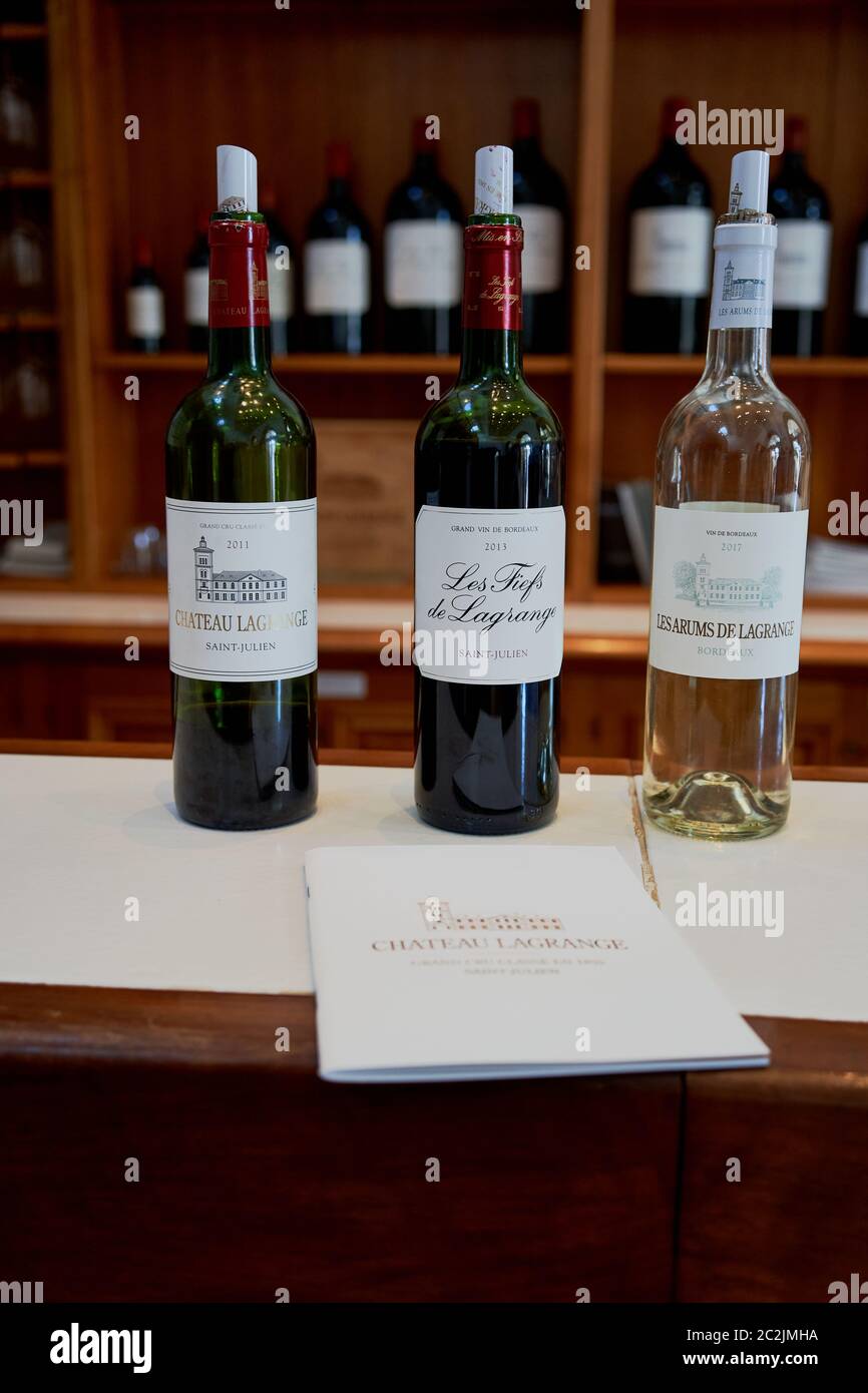 Drei Weine von Chateau Lagrange, der Grand Vin, Les Fiefs und Les Arums, mit einer gedruckten Speisekarte auf dem Verkostungstisch, Saint-Julien, Bordeaux, Frankreich Stockfoto