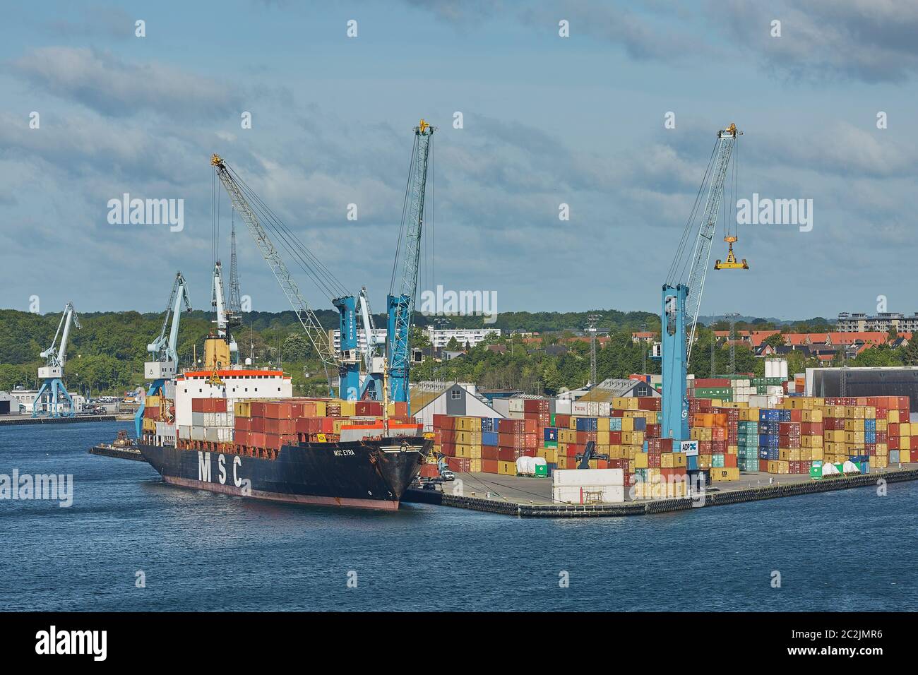 Hafenkran lädt einen Container auf Pier für den Transport von Import Export und Business logistic in Fr. Stockfoto
