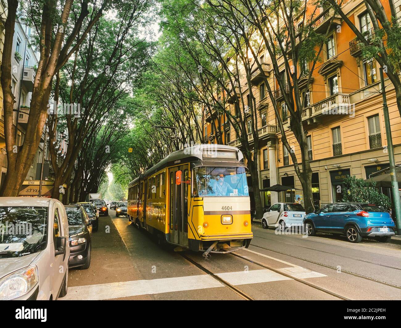 25. September 2019 Italien. Mailand. Die gelbe Retro alte Straßenbahn von Mailand in neuwertigem Zustand, noch in Betrieb. Berühmte Vintage-Straßenbahn in Th Stockfoto