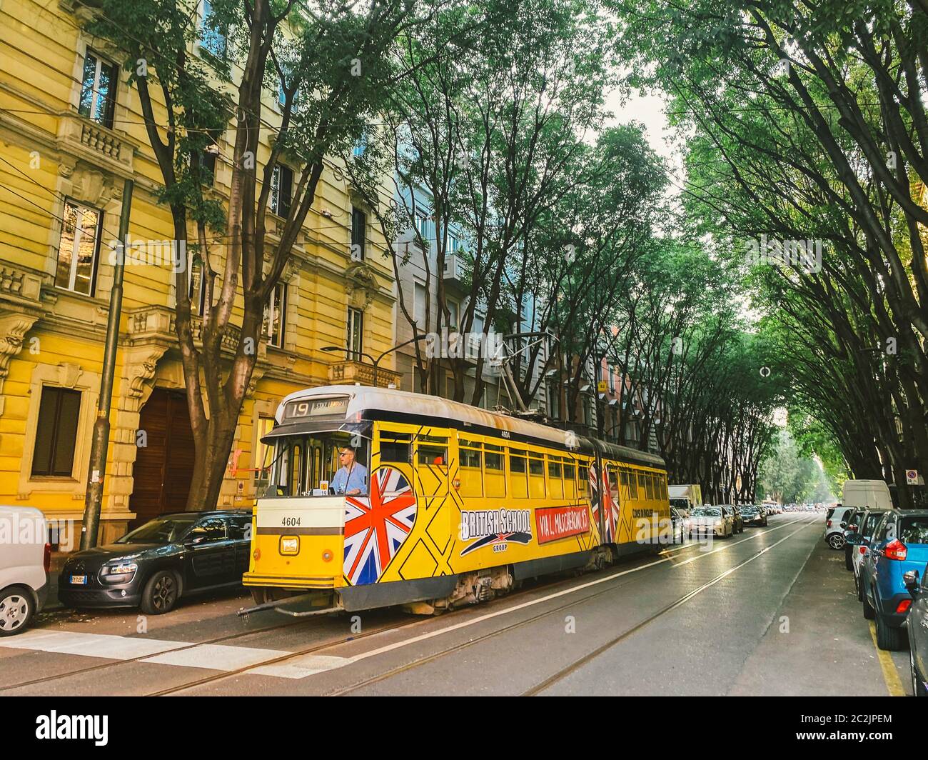25. September 2019 Italien. Mailand. Die gelbe Retro alte Straßenbahn von Mailand in neuwertigem Zustand, noch in Betrieb. Berühmte Vintage-Straßenbahn in Th Stockfoto