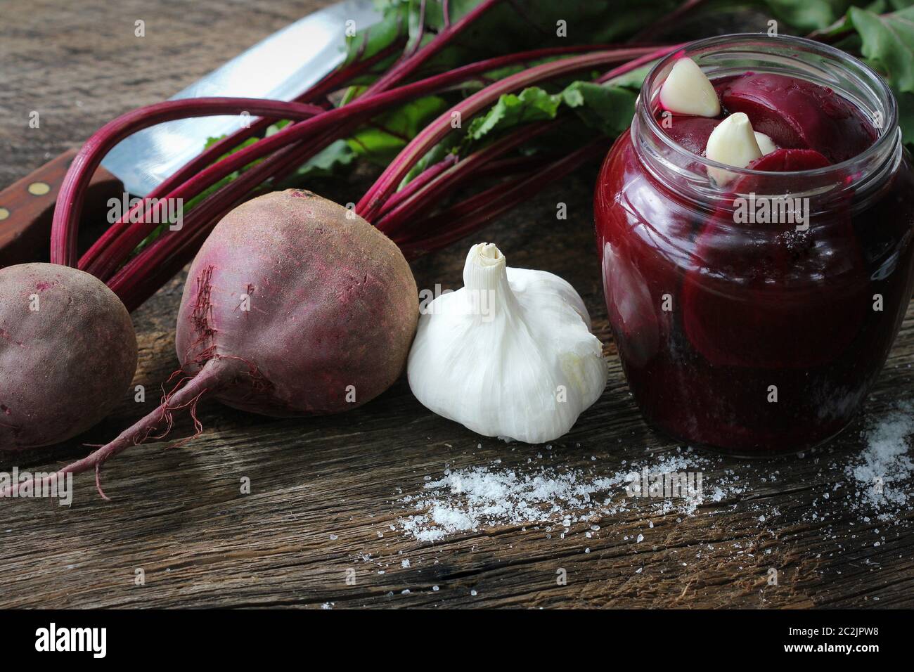 Eingelegte Rüben im Glas auf dunklem Holzhintergrund. Stockfoto