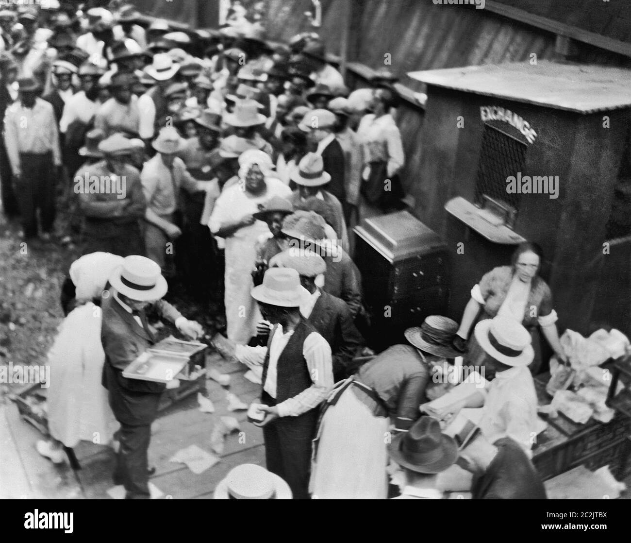 Gruppe von Afroamerikanern, einige in der Schlange neben Exchange Booth, während der Race Riots, Tulsa, Oklahoma, USA, Alvin C. Krupnick Co. Juni 1921 Stockfoto